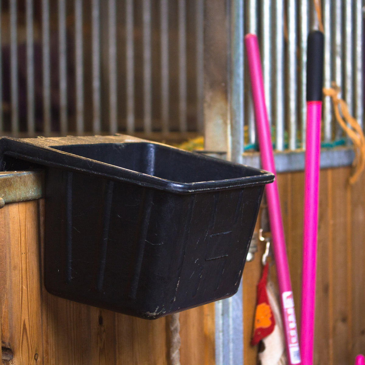 Hanging Portable Manger Black