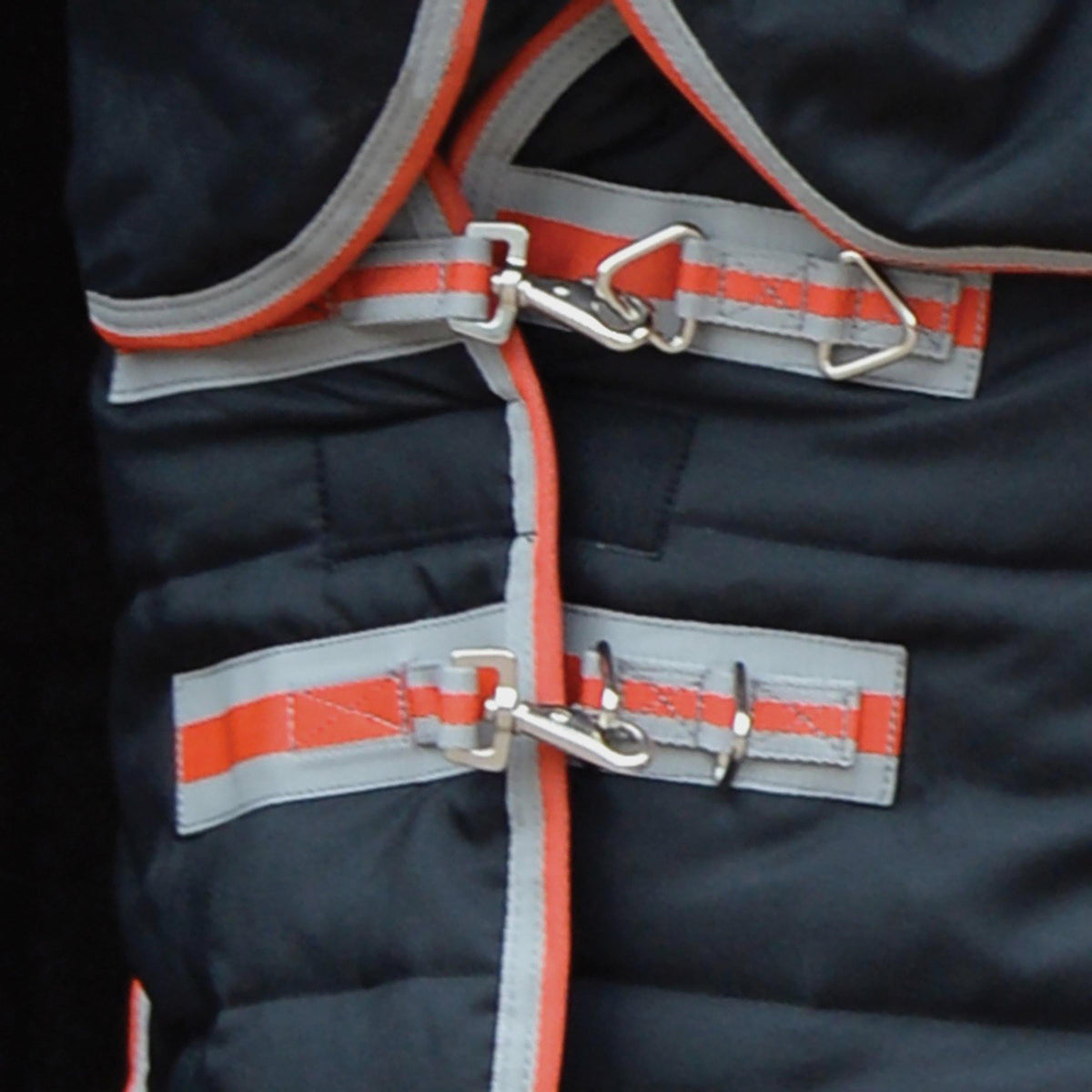 ComFiTec Therapy-Tec Channel Quilt 220g Medium Weight Detach-A-Neck Stable Rug Black/Red/Silver