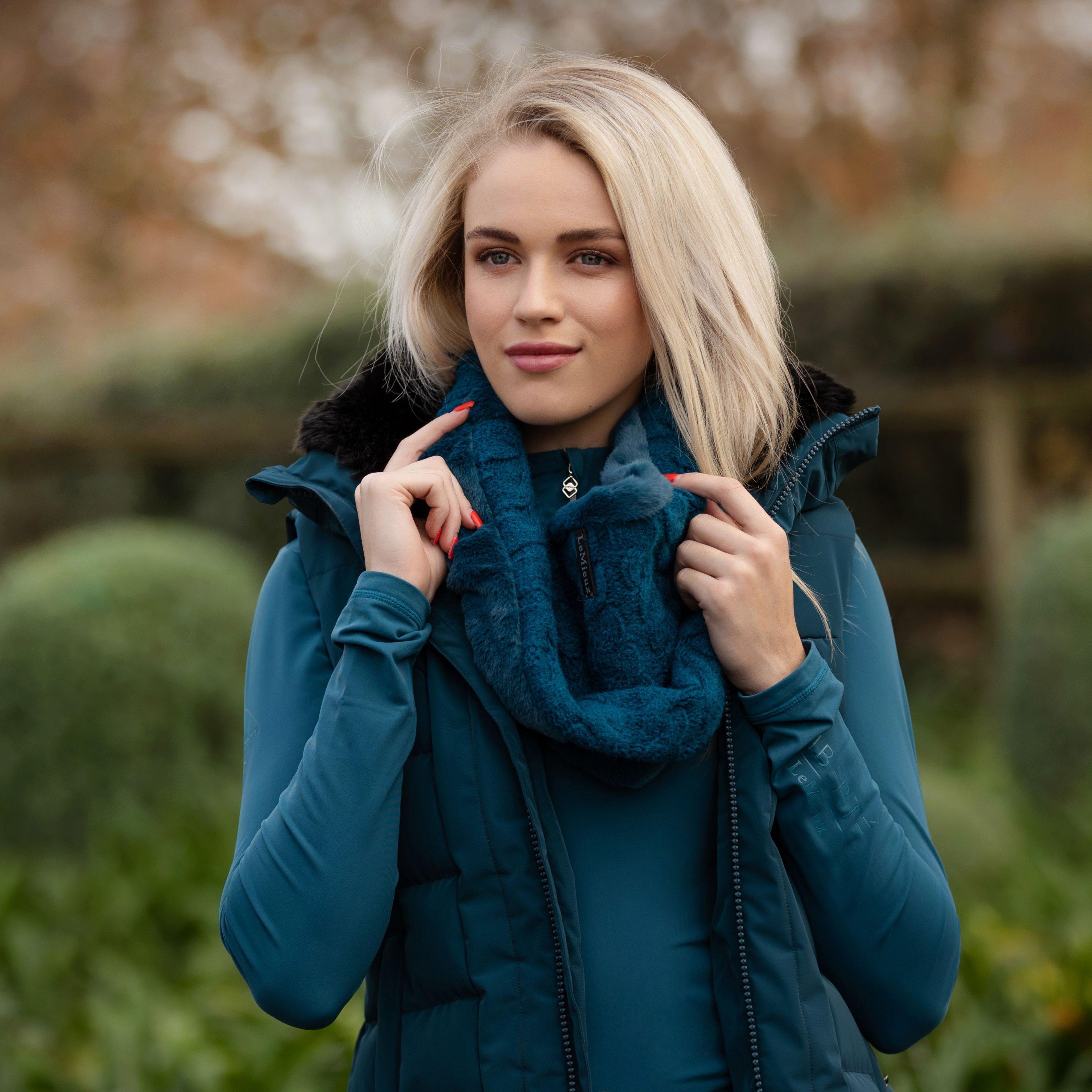 Cable Knit Snood Marine