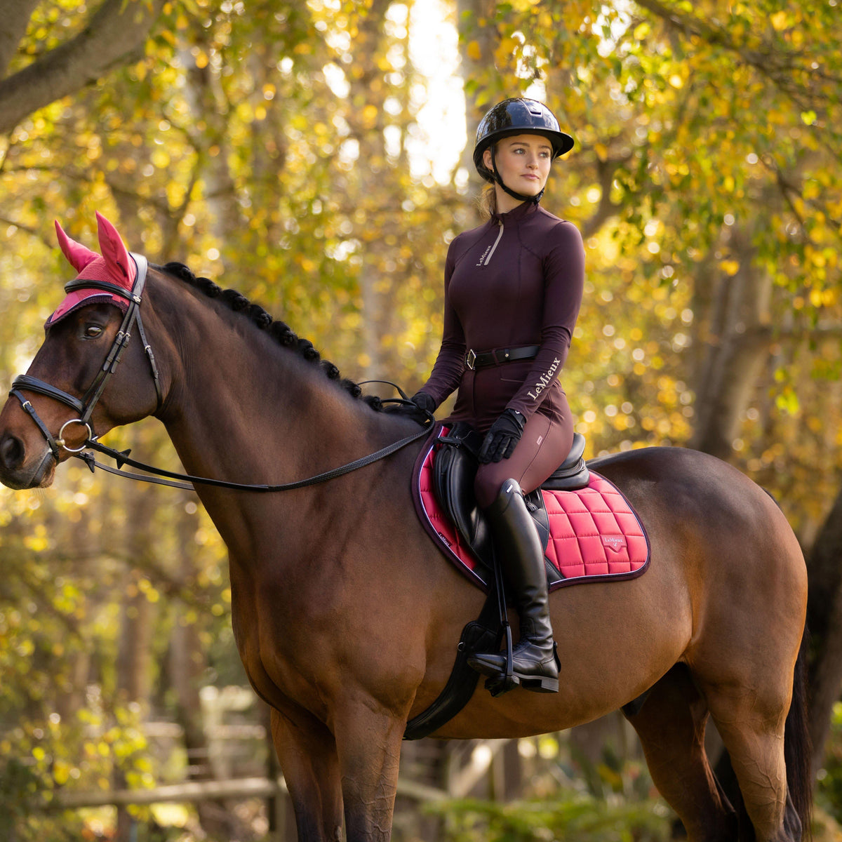 Loire Close Contact Saddle Pad Cranberry