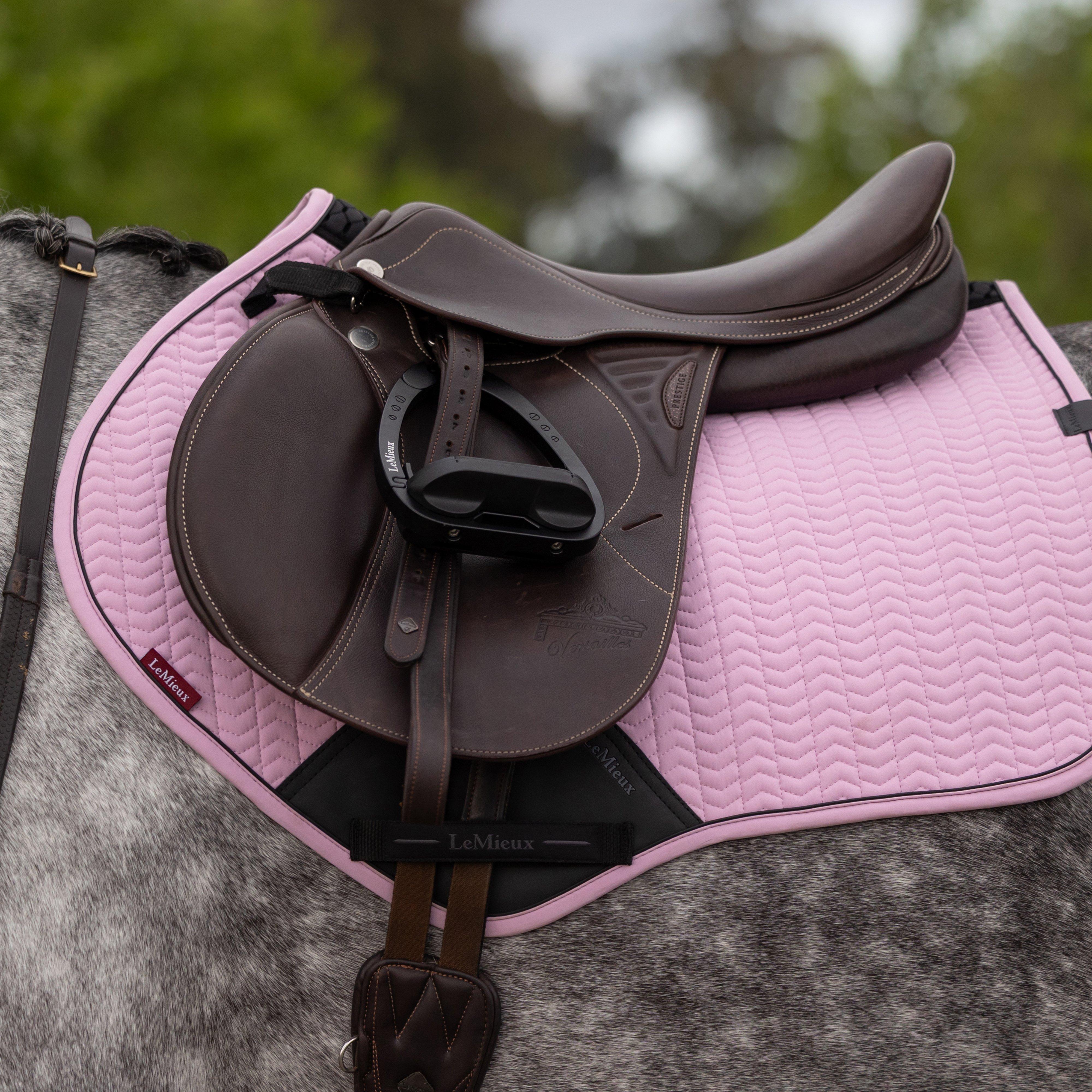 Essence Close Contact Square Saddle Pad Fondant