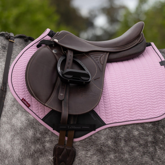 Essence Close Contact Square Saddle Pad Fondant