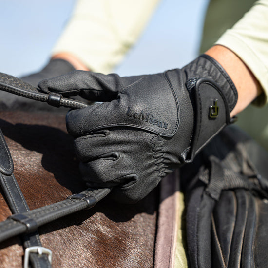 Close Contact Gloves Black