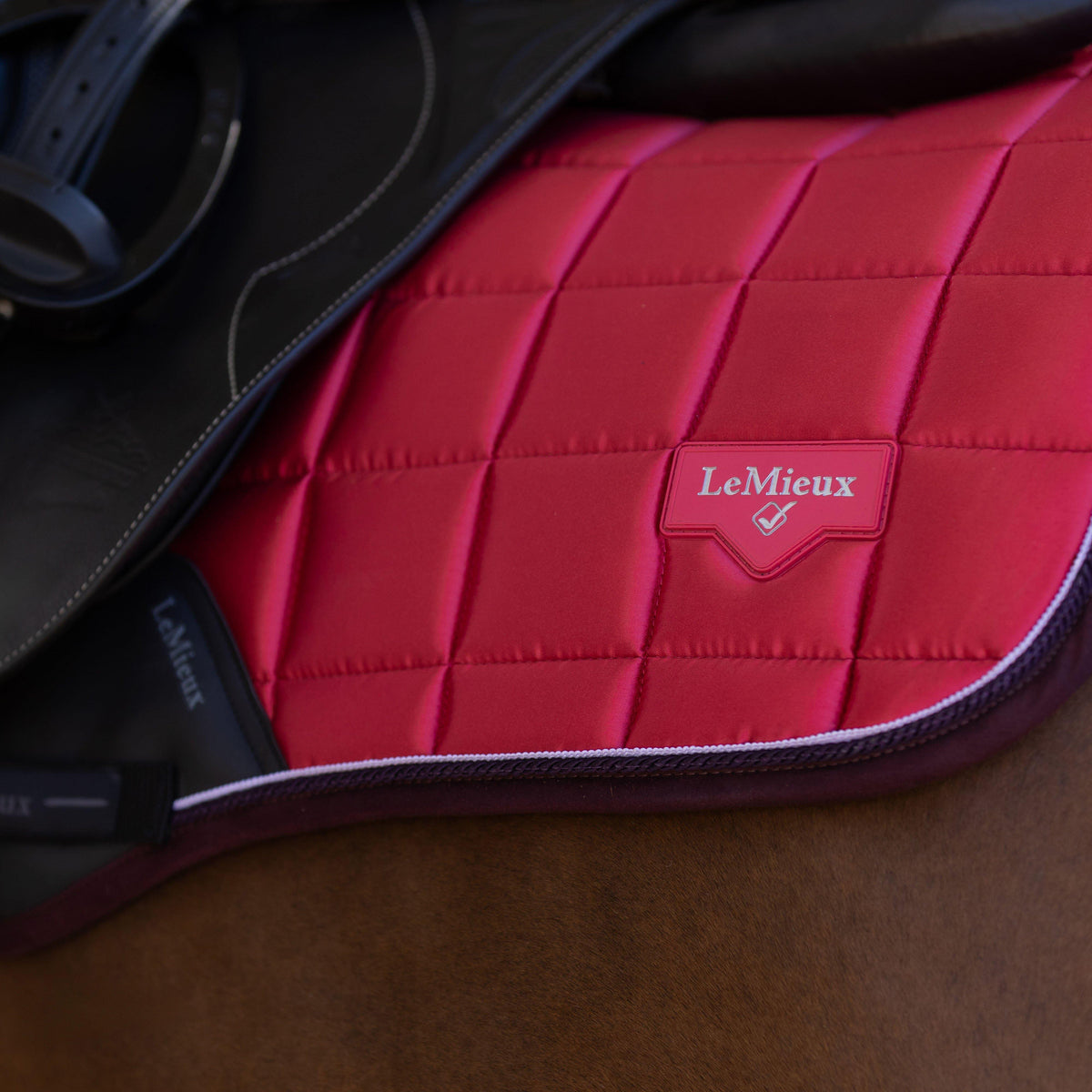 Loire Close Contact Saddle Pad Cranberry