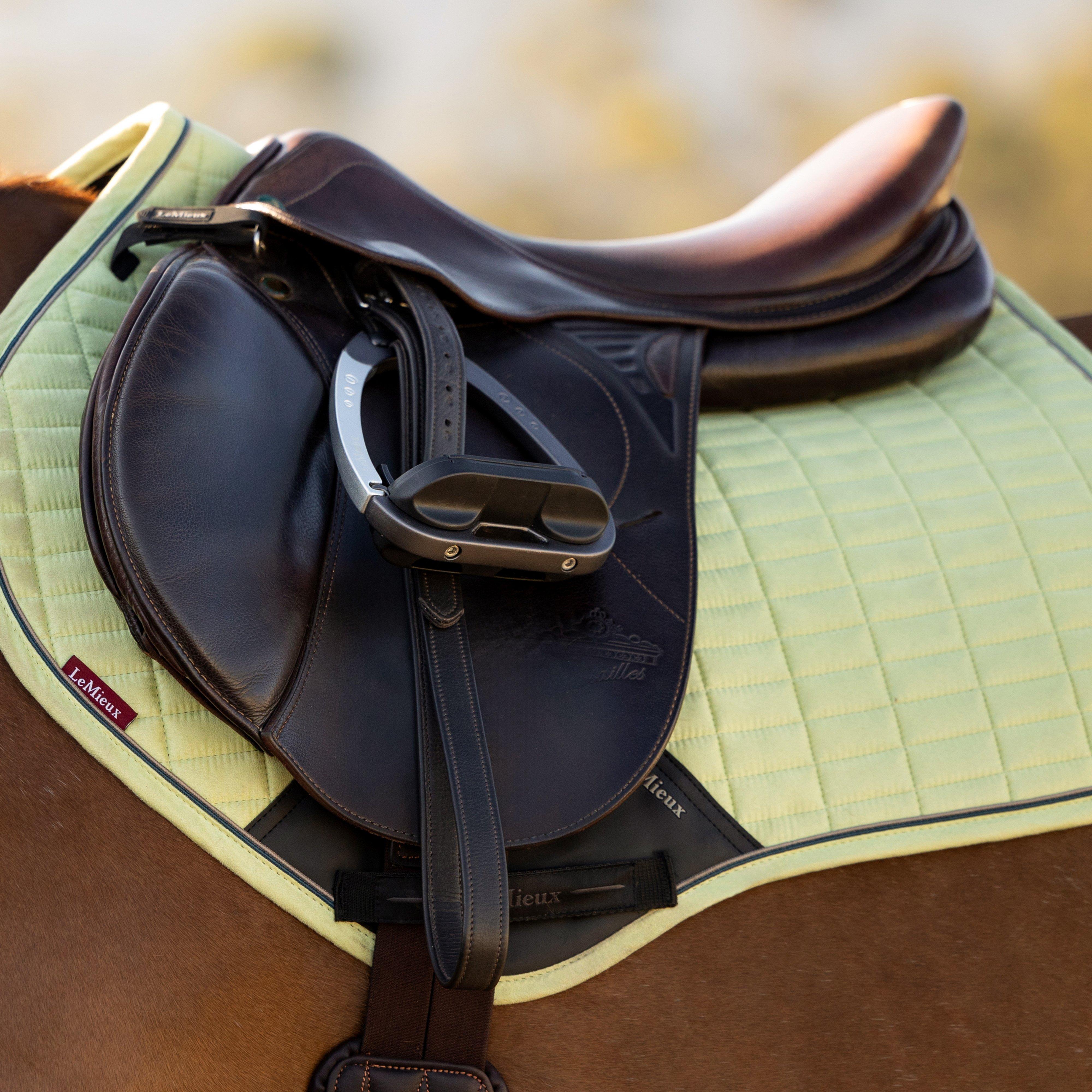 Suede Close Contact Saddle Pad Macaron